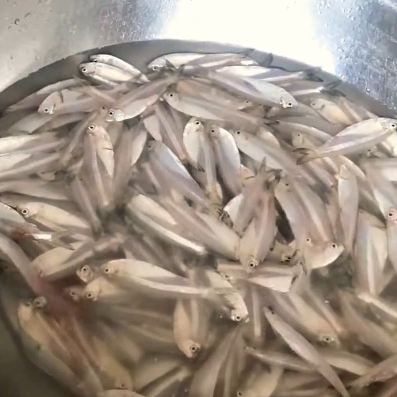 Bước 1 Sơ chế cá mai Canh chua cá mai