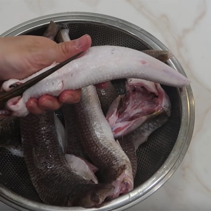 Bước 1 Sơ chế cá mối Cá mối kho tiêu