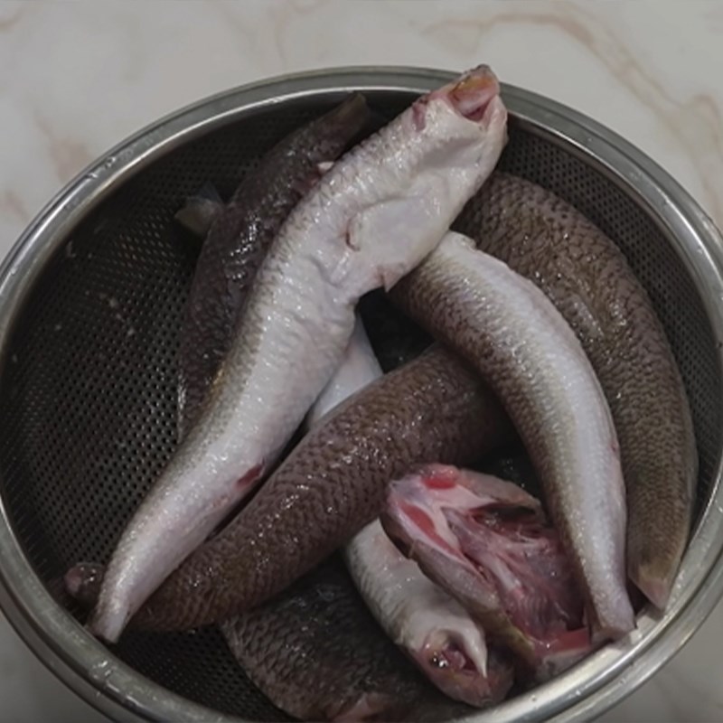 Bước 1 Sơ chế cá mối Cá mối kho tiêu
