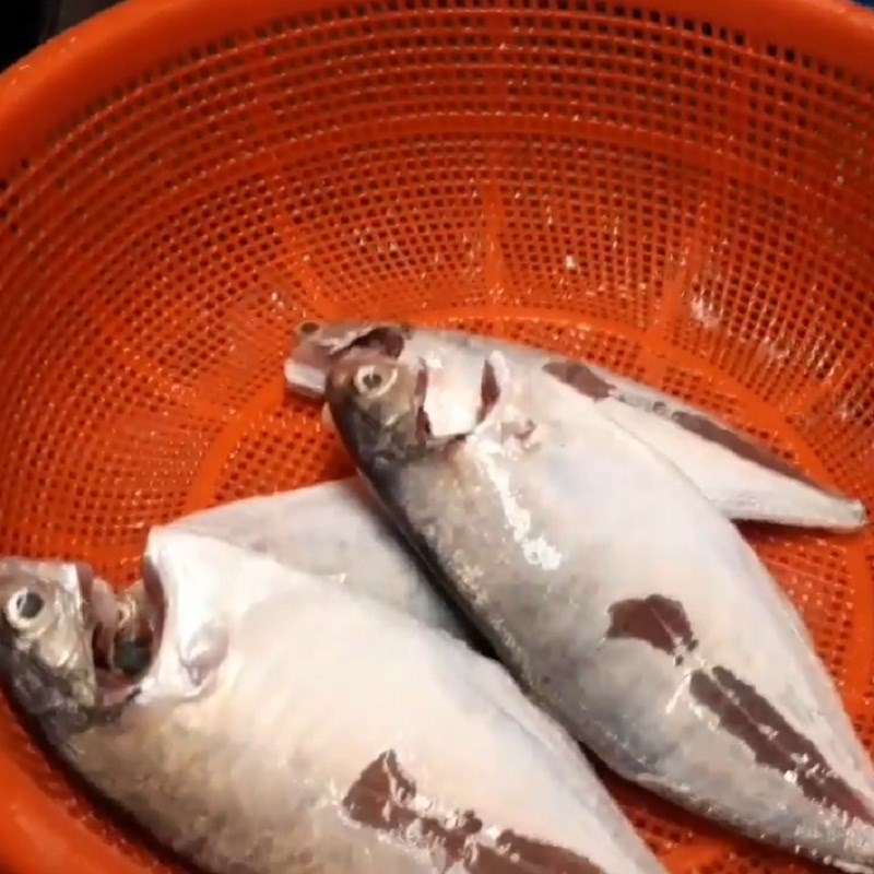 Bước 1 Sơ chế cá ngân Cá ngân nấu ngót
