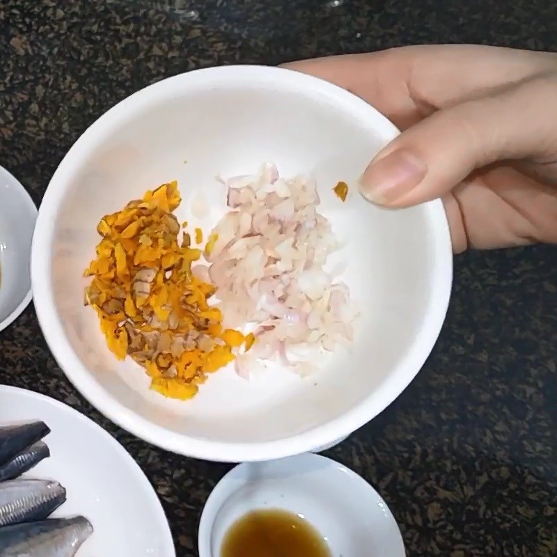 Bước 1 Sơ chế cá nục Cá nục kho nghệ