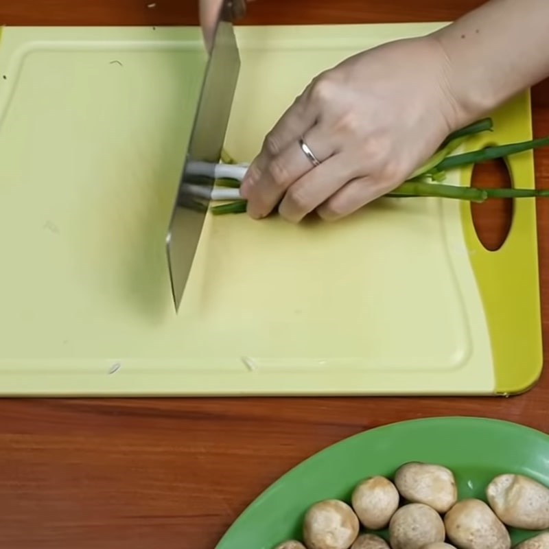Bước 1 Sơ chế các nguyên liệu Nấm rơm xào thịt heo