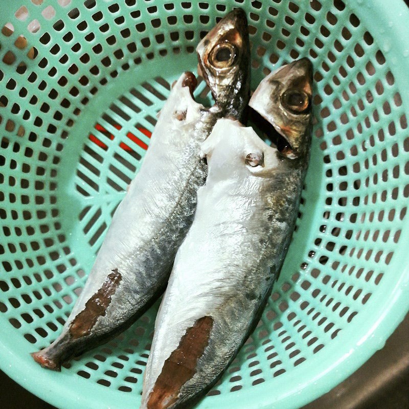 Bước 1 Sơ chế cá nục Cá nục kho khế