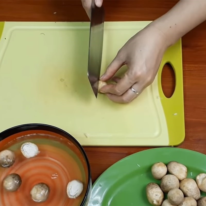 Bước 1 Sơ chế các nguyên liệu Nấm rơm xào thịt heo