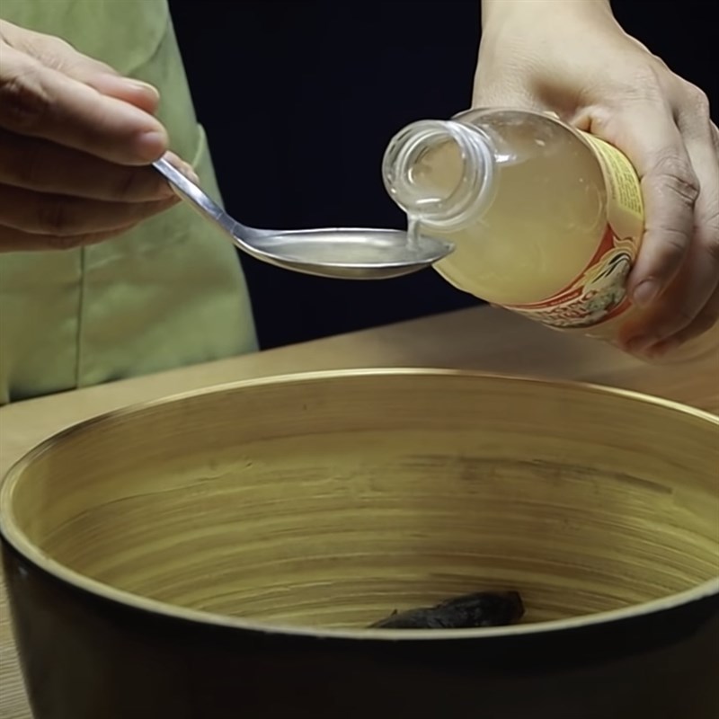 Bước 1 Sơ chế cá nục không tanh Cá nục kho cà chua