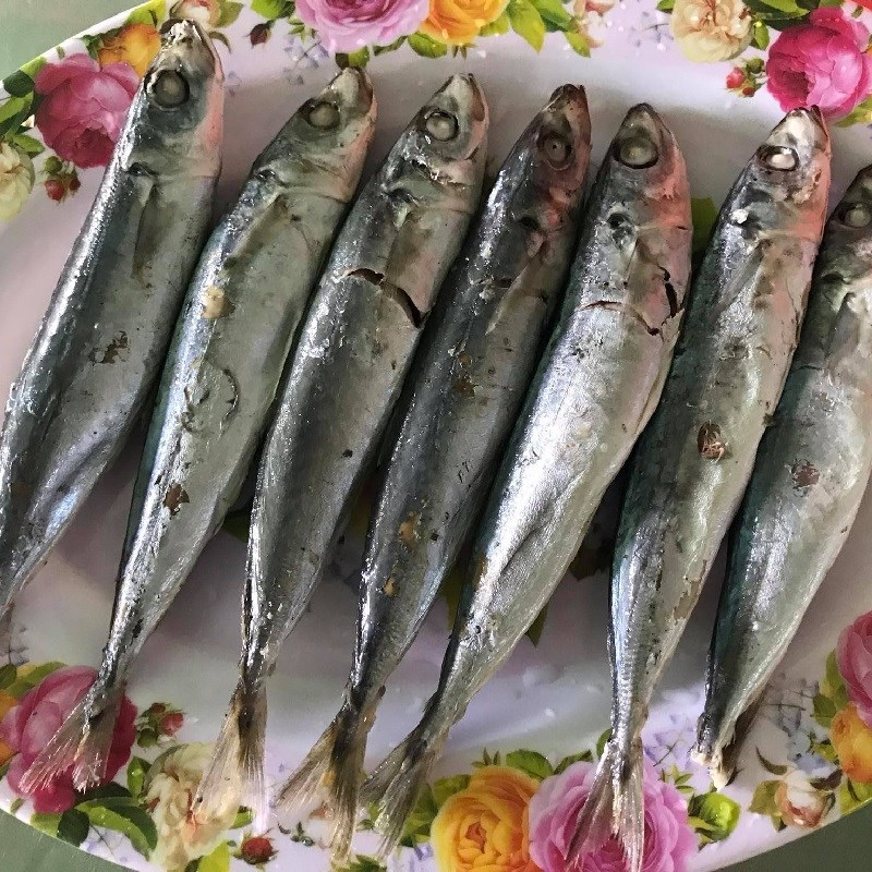 Bước 1 Sơ chế cá nục và măng Cá nục kho măng
