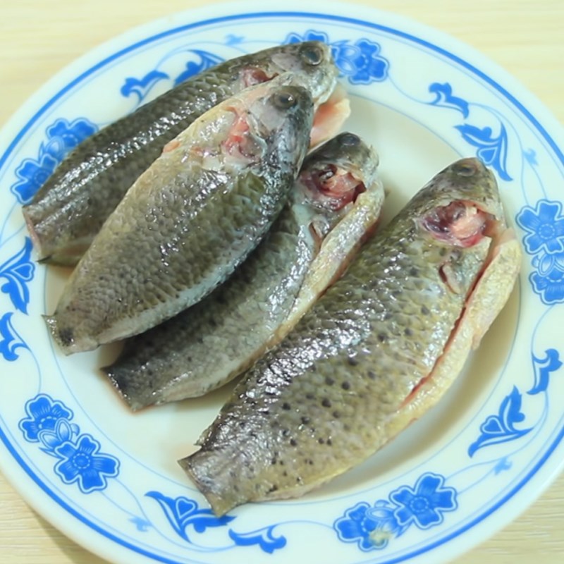 Bước 1 Sơ chế cá rô Canh chua cá rô đồng