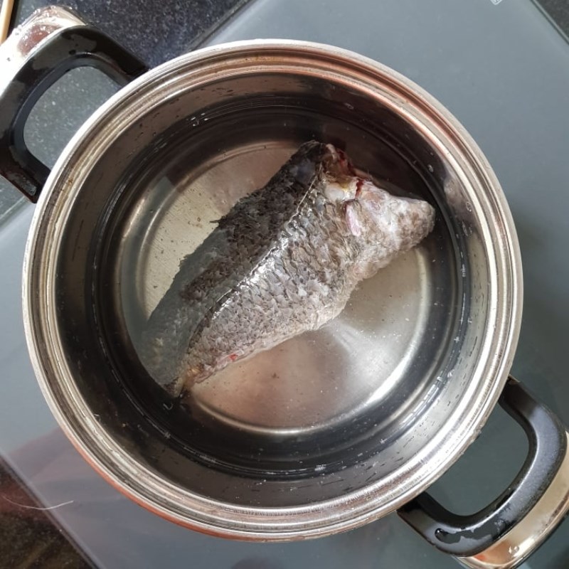 Bước 1 Sơ chế cá rô đồng Canh cải cá rô