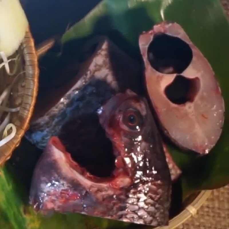 Bước 1 Sơ chế cá rô phi Canh chua cá rô phi