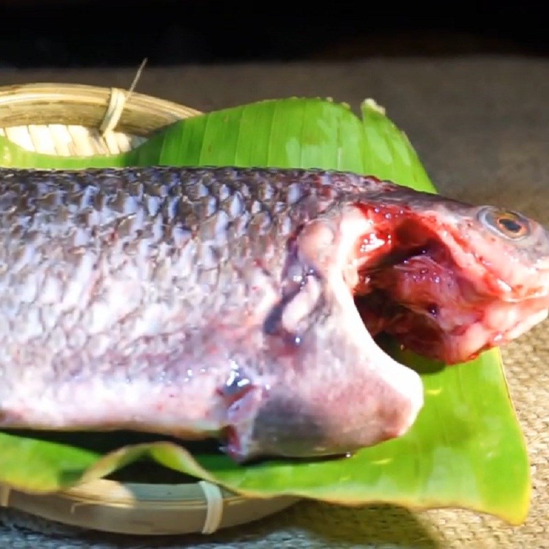 Bước 1 Sơ chế cá rô phi Canh chua cá rô phi