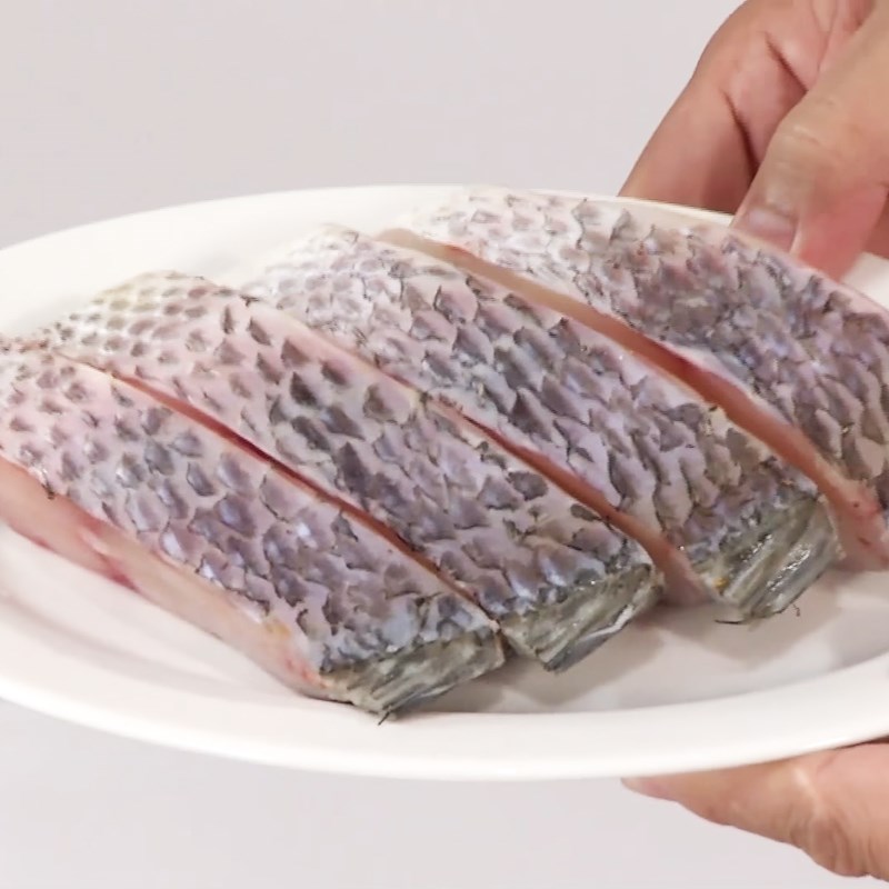 Bước 1 Sơ chế cá rô Cá rô chiên giòn sốt cà chua