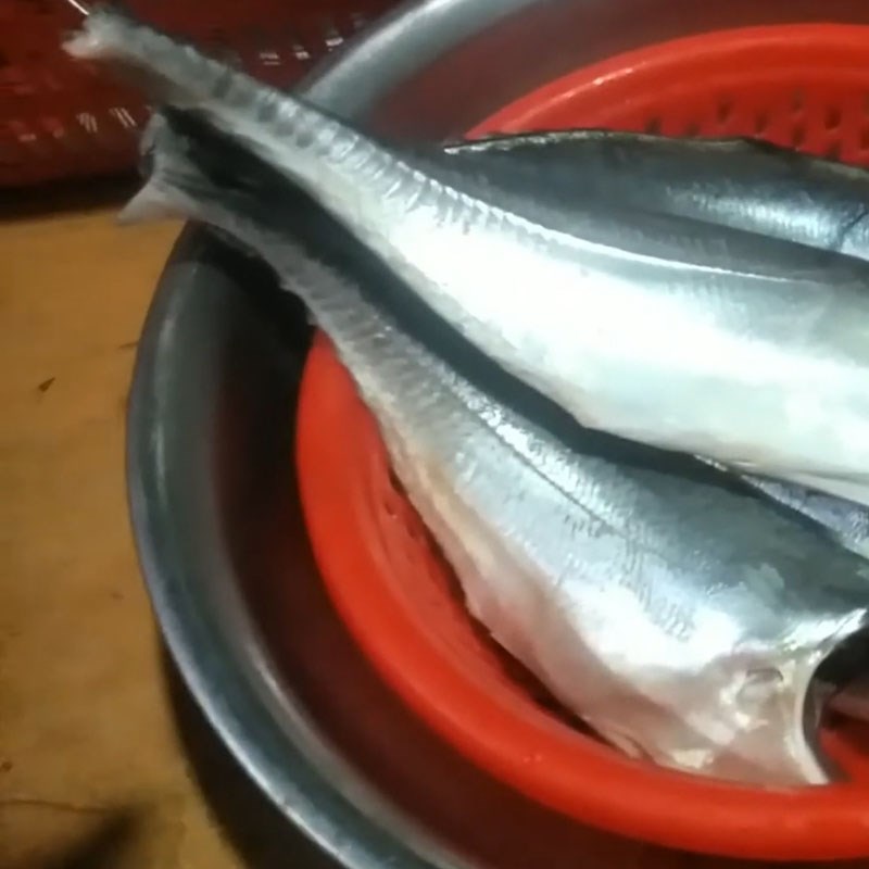 Bước 1 Sơ chế cá sòng Cá sòng nướng mỡ hành