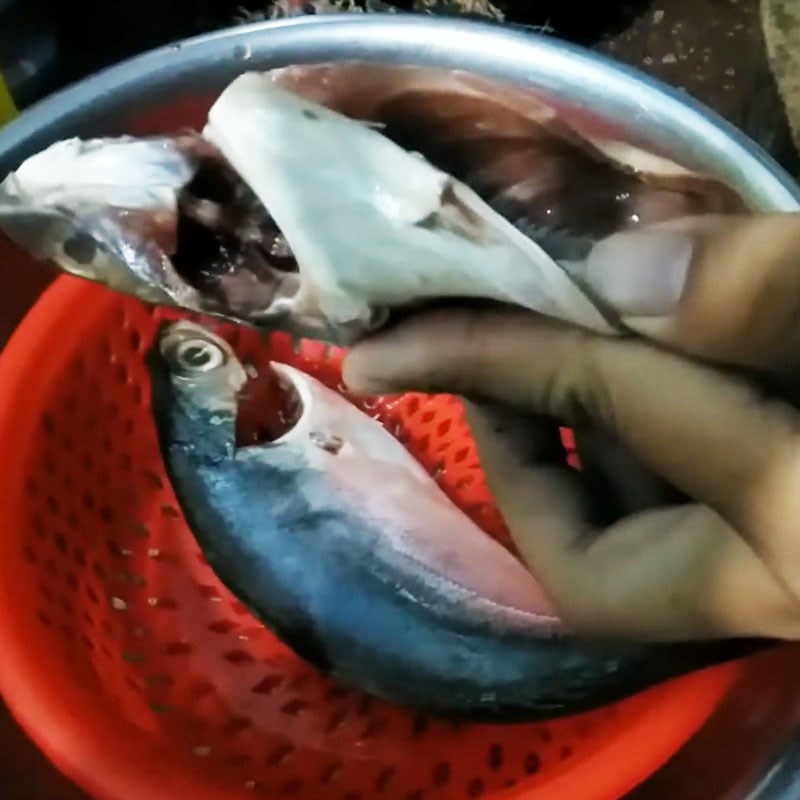 Bước 1 Sơ chế cá sòng Cá sòng nướng muối ớt
