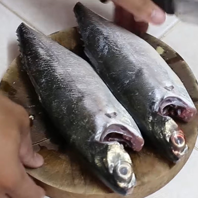 Bước 1 Sơ chế cá sòng Cá sòng nướng giấy bạc