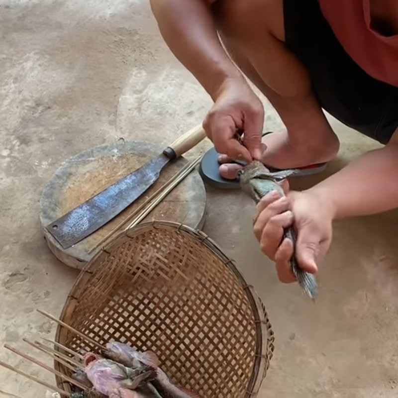 Bước 1 Sơ chế cá thòi lòi Cá thòi lòi nướng muối ớt