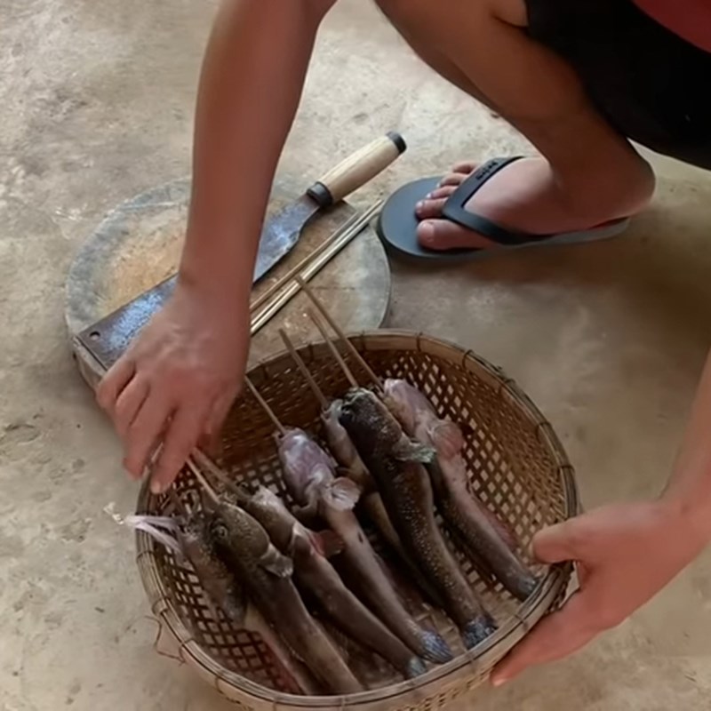 Bước 1 Sơ chế cá thòi lòi Cá thòi lòi nướng muối ớt