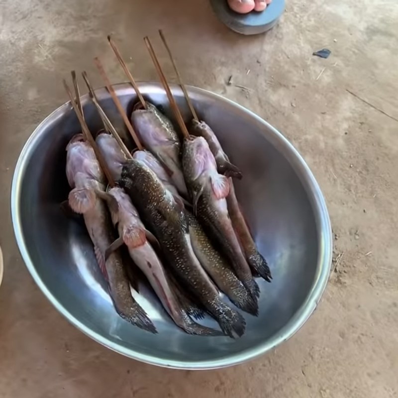 Bước 1 Sơ chế cá thòi lòi Cá thòi lòi nướng muối ớt
