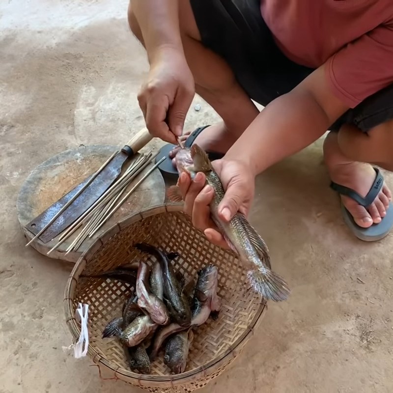 Bước 1 Sơ chế cá thòi lòi Cá thòi lòi nướng muối ớt