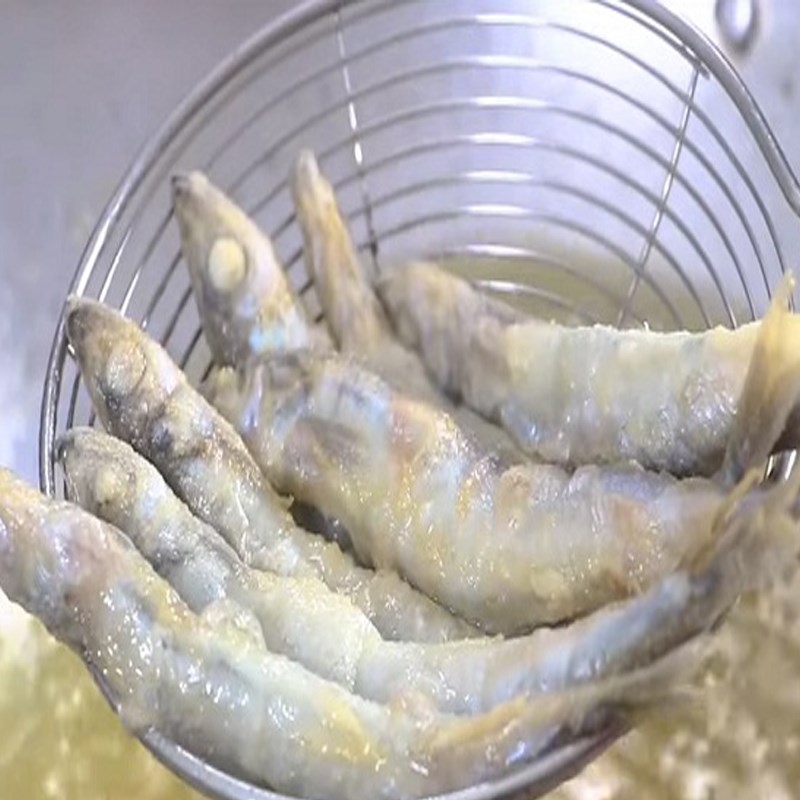 Bước 1 Sơ chế cá và chiên cá Cá trứng chiên giòn chấm mắm me