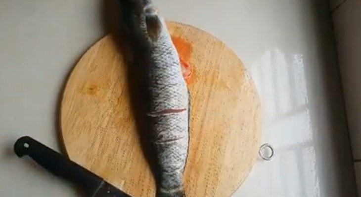 Bước 1 Sơ chế cá Cá lóc hấp sả