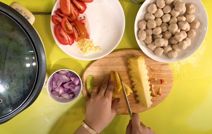 Bước 2 Sơ chế các loại rau củ Lẩu cá linh