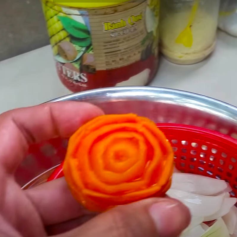 Bước 4 Sơ chế các loại rau củ Lưỡi bò kho cà rốt