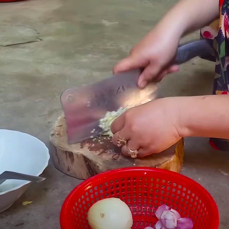 Bước 4 Sơ chế các loại rau củ Lưỡi bò kho cà rốt