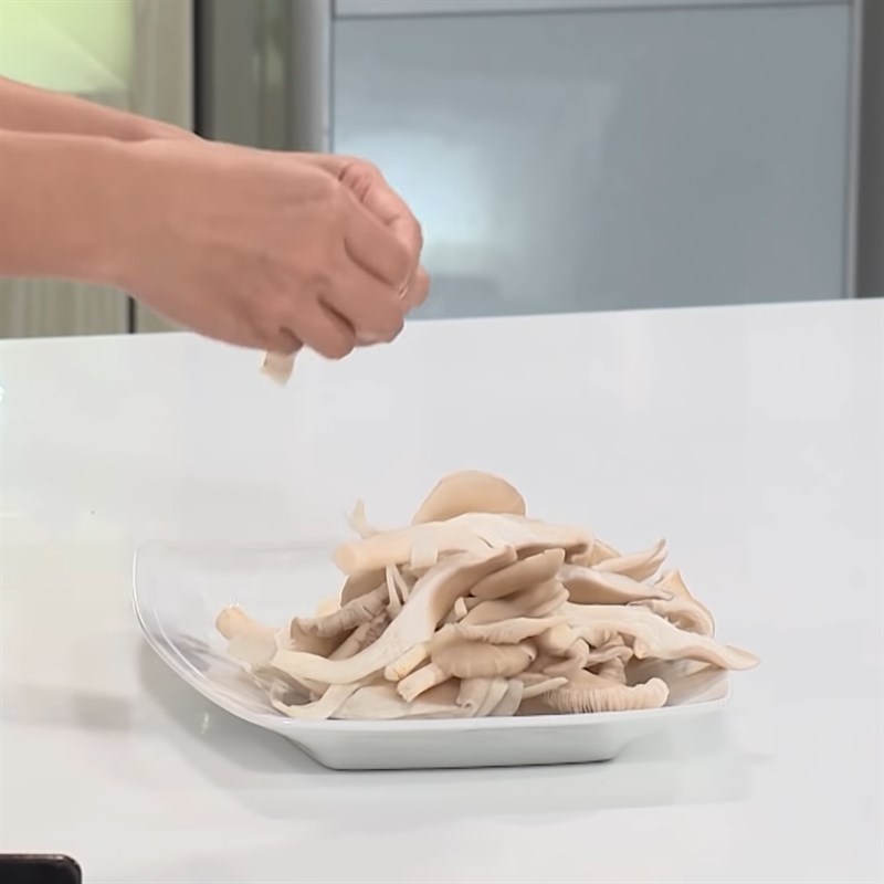 Bước 1 Sơ chế các loại rau củ Gà xào nấm bào ngư