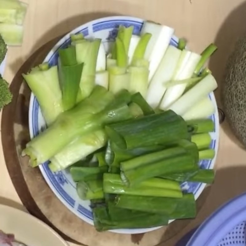 Bước 2 Sơ chế các loại rau củ Lòng gà xào thập cẩm