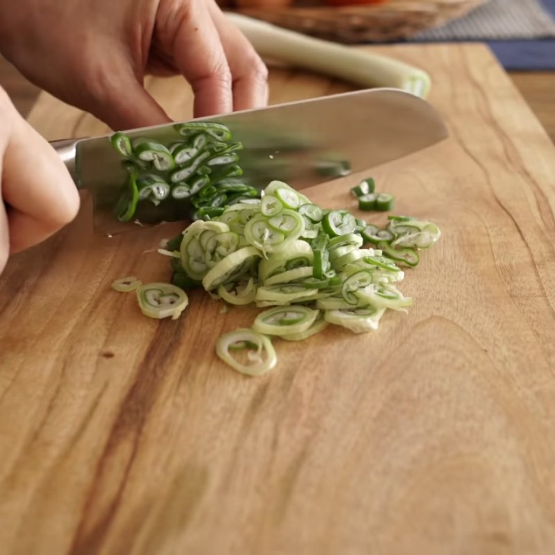 Bước 1 Sơ chế các loại rau củ quá Mì udon xào trứng cà chua