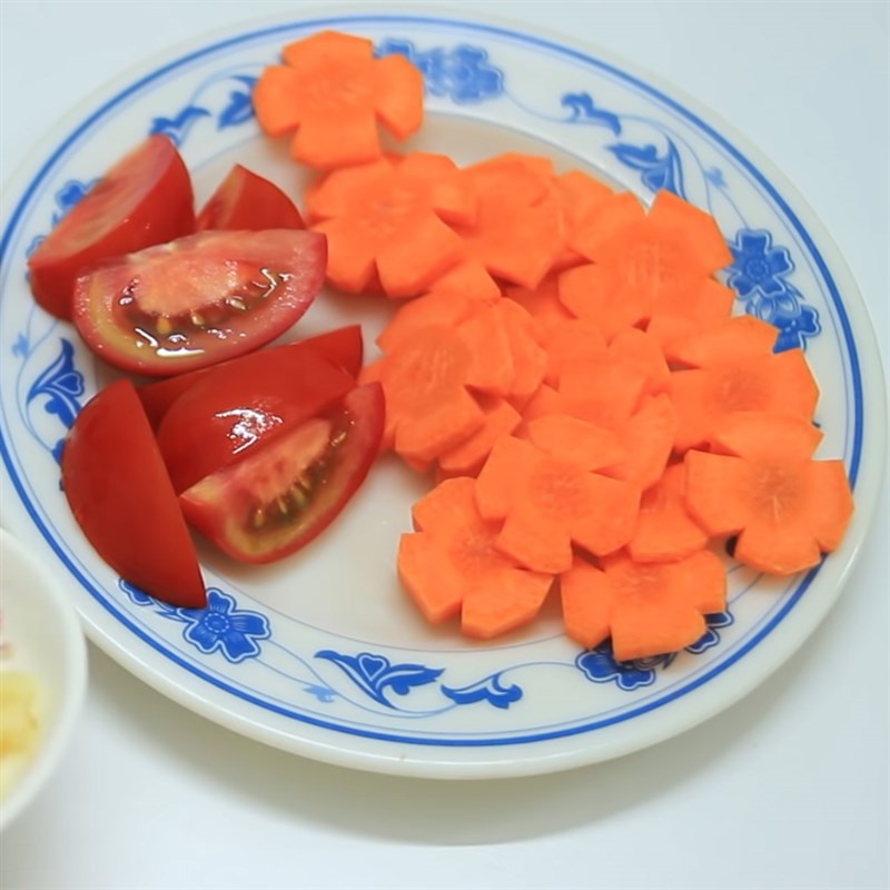 Bước 2 Sơ chế các loại rau củ và nấm Mì xào giòn hải sản