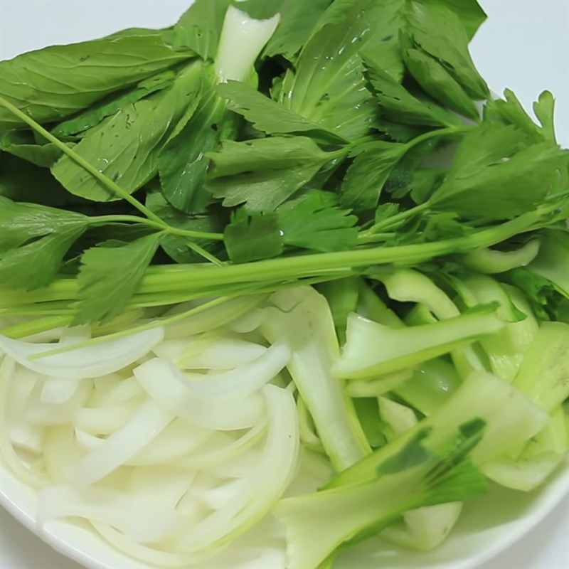 Bước 2 Sơ chế các loại rau củ và nấm Mì xào giòn hải sản