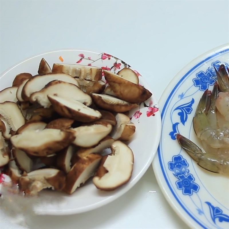Bước 2 Sơ chế các loại rau củ và nấm Mì xào giòn hải sản