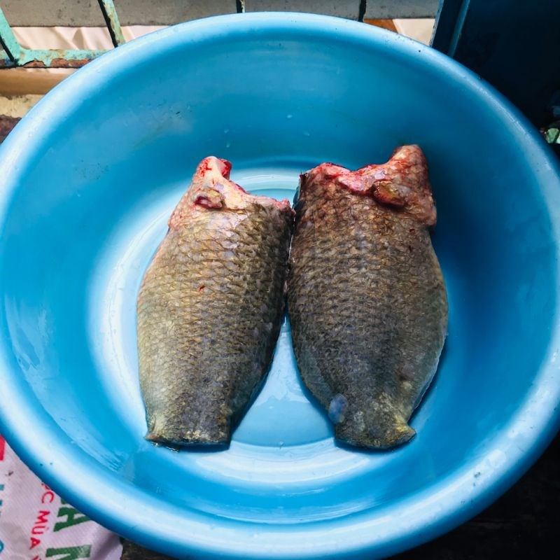 Bước 1 Sơ chế các nguyên liệu Cá rô kho tiêu