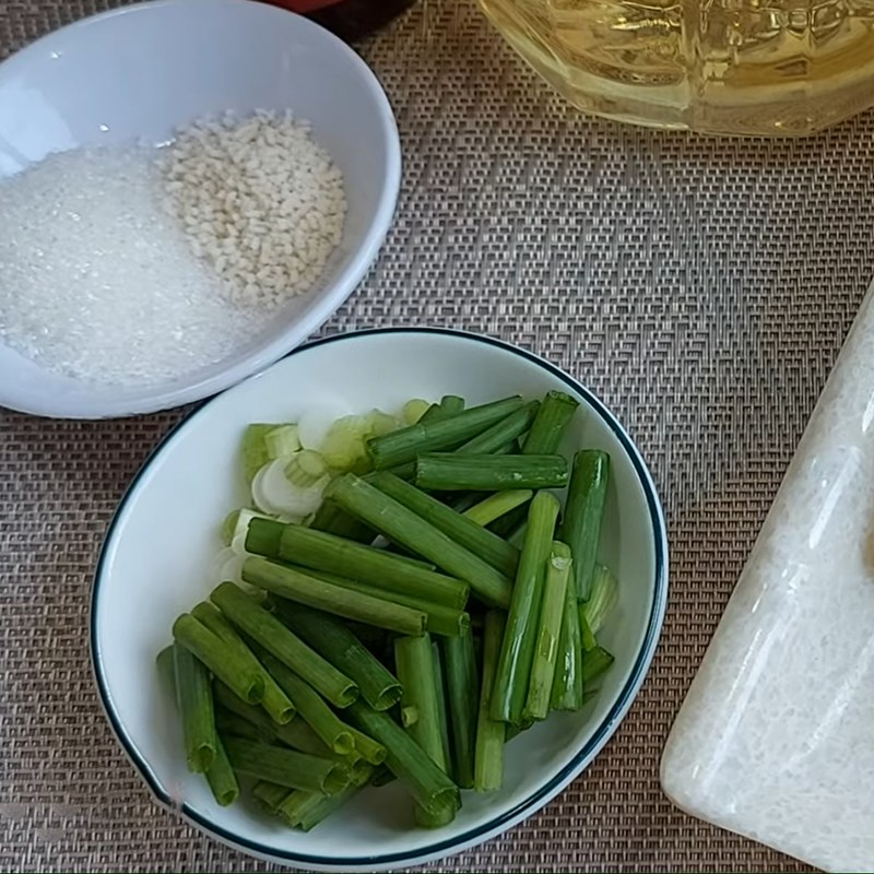 Bước 1 Sơ chế các nguyên liệu Tàu hũ ky xào dứa
