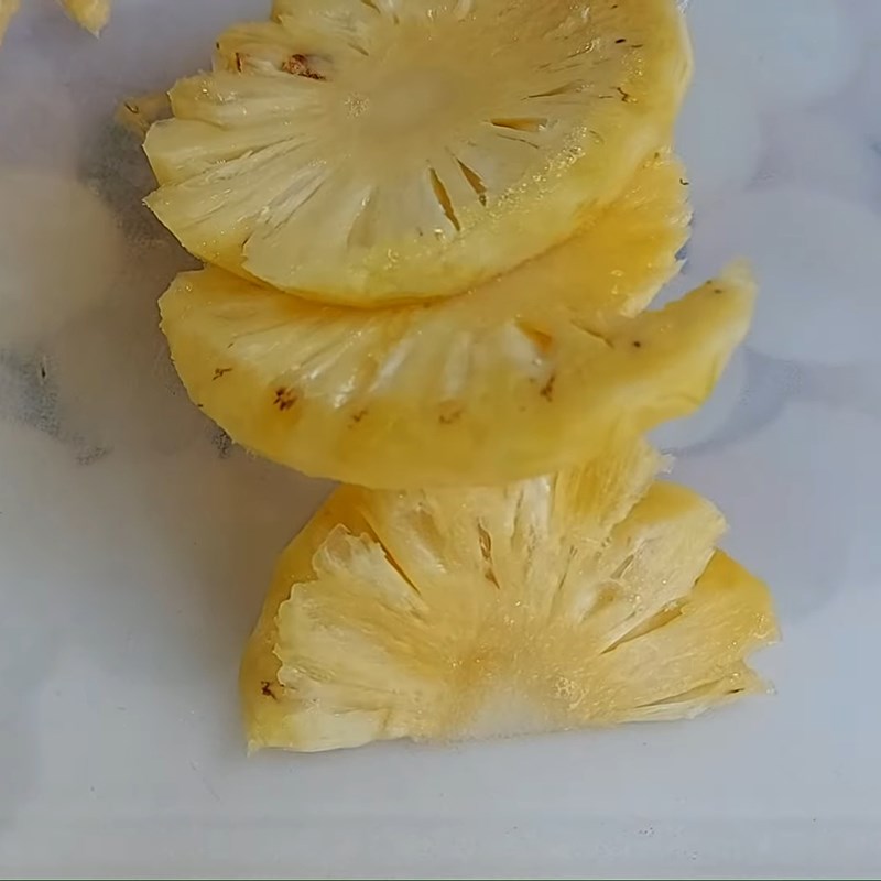 Bước 1 Sơ chế các nguyên liệu Tàu hũ ky xào dứa