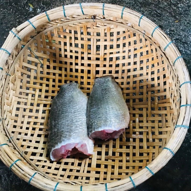 Bước 1 Sơ chế các nguyên liệu Cá rô kho tiêu