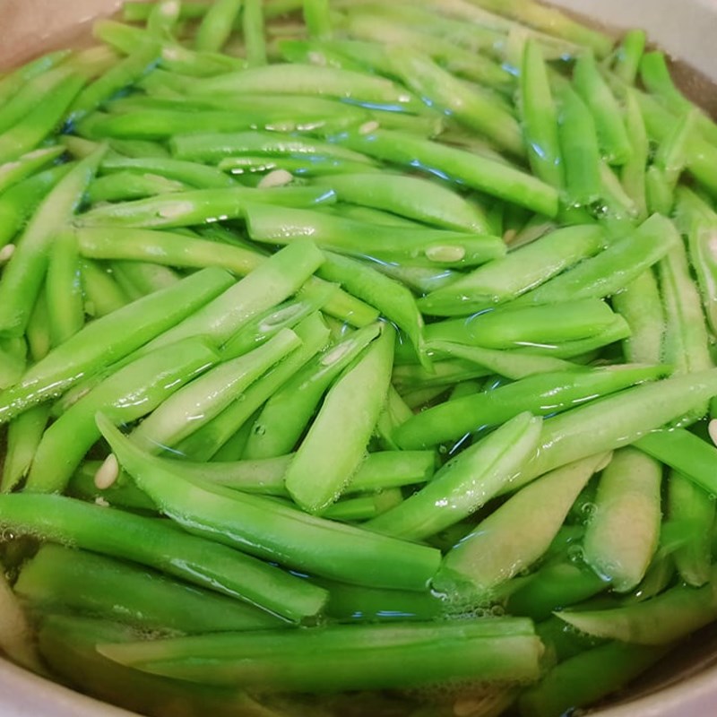 Bước 1 Sơ chế các nguyên liệu Thịt gà xào đậu que (đậu cô ve)