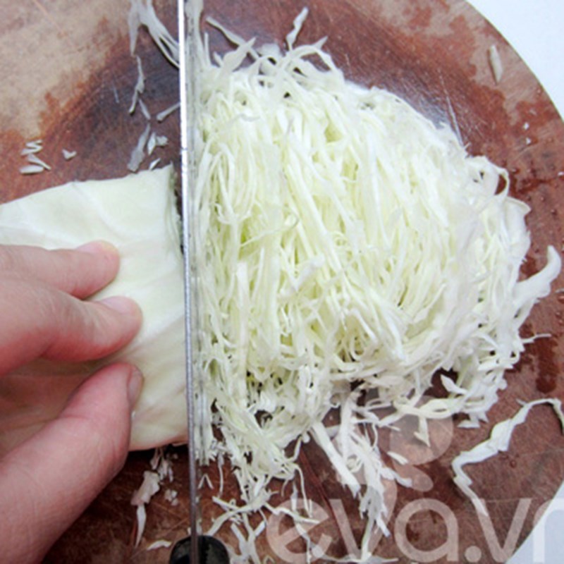 Bước 1 Sơ chế các nguyên liệu Salad trứng cá hồi