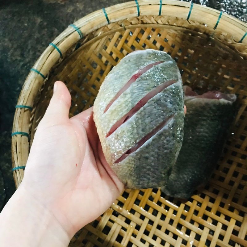 Bước 1 Sơ chế các nguyên liệu Cá rô kho tiêu