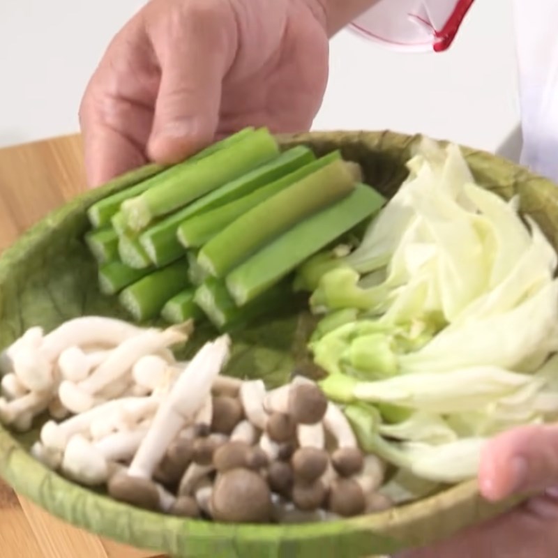 Bước 1 Sơ chế các nguyên liệu Lẩu tôm càng chua cay