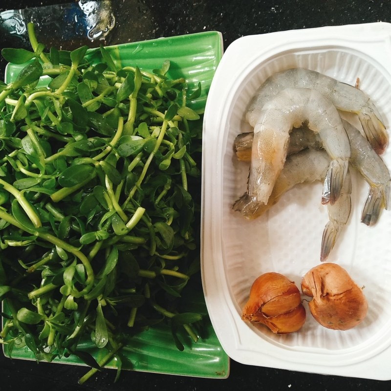 Bước 1 Sơ chế các nguyên liệu Canh rau đắng nấu tôm