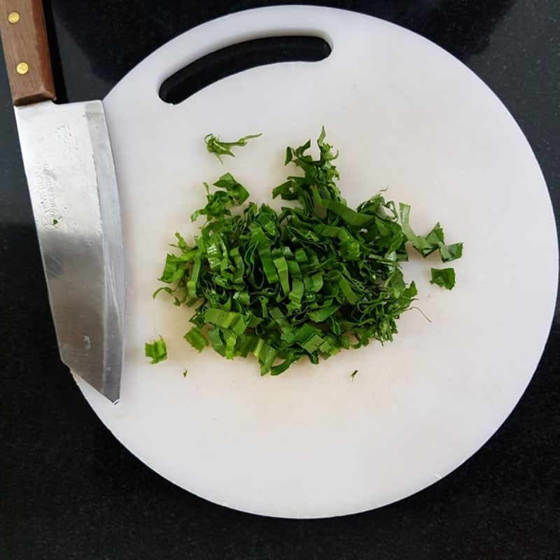 Bước 1 Sơ chế các nguyên liệu Mì thịt bò