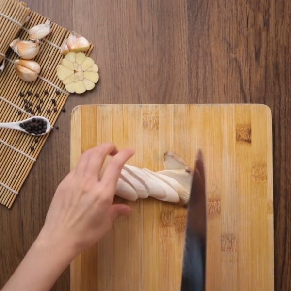 Bước 2 Sơ chế nấm Tôm xào nấm đùi gà