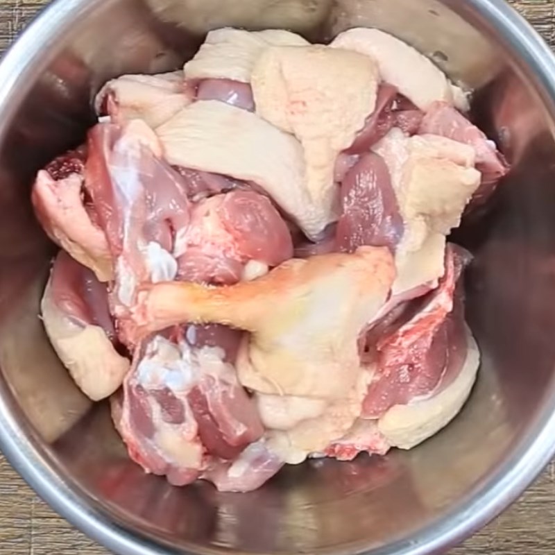 Bước 1 Sơ chế các nguyên liệu Vịt kho chuối xanh