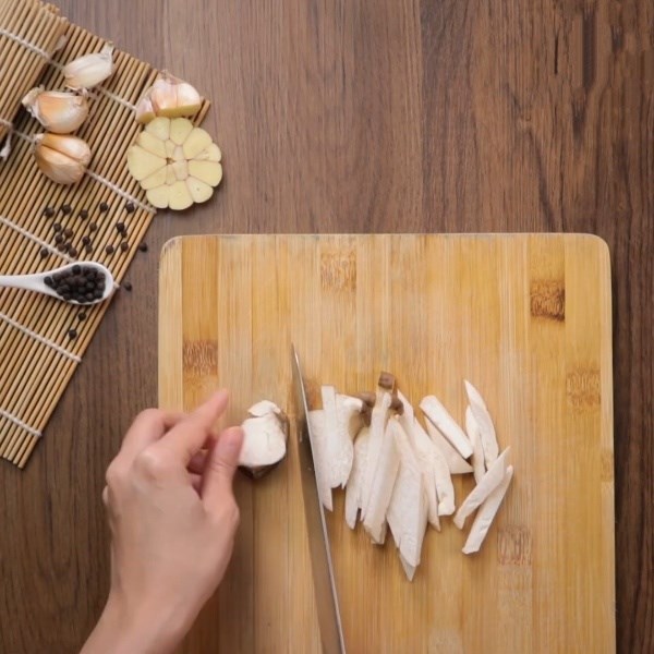 Bước 2 Sơ chế nấm Tôm xào nấm đùi gà
