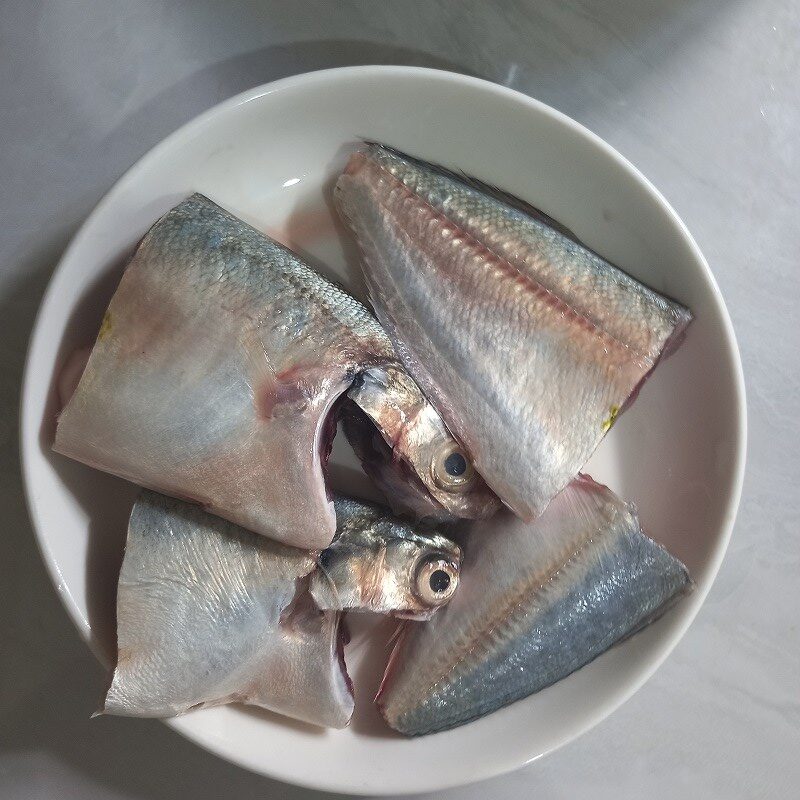 Bước 1 Sơ chế các nguyên liệu Canh cá bạc má dưa chua và cà chua