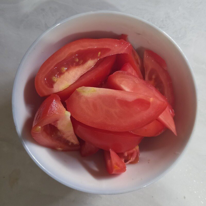 Bước 1 Sơ chế các nguyên liệu Canh cá bạc má dưa chua và cà chua
