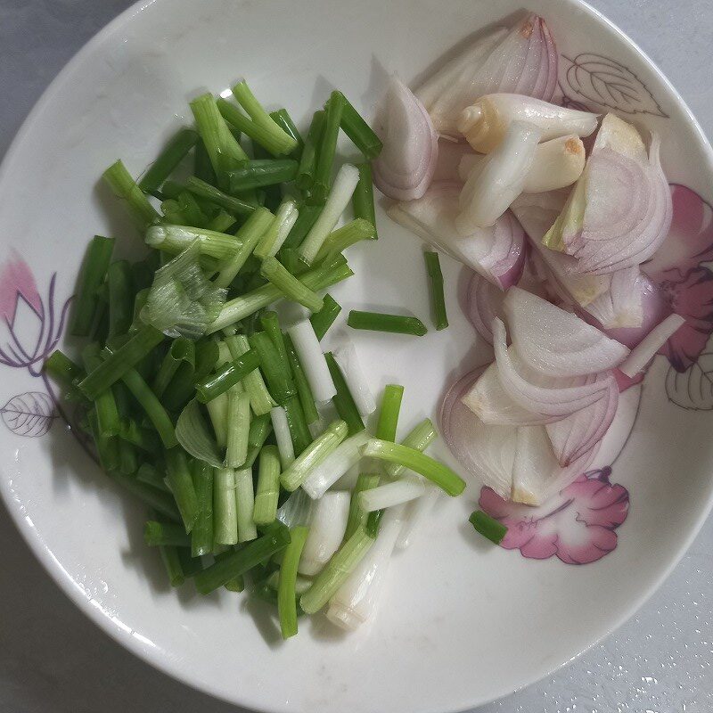 Bước 1 Sơ chế các nguyên liệu Canh cá bạc má dưa chua và cà chua