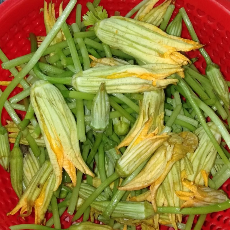 Bước 1 Sơ chế các nguyên liệu Canh bông bí nấu tôm